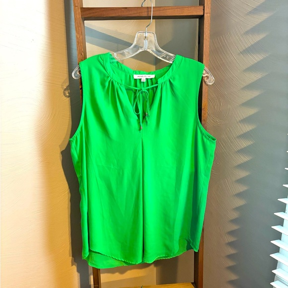 Lily and Olivia. Green work sleeveless top. Size L - Picture 1 of 1